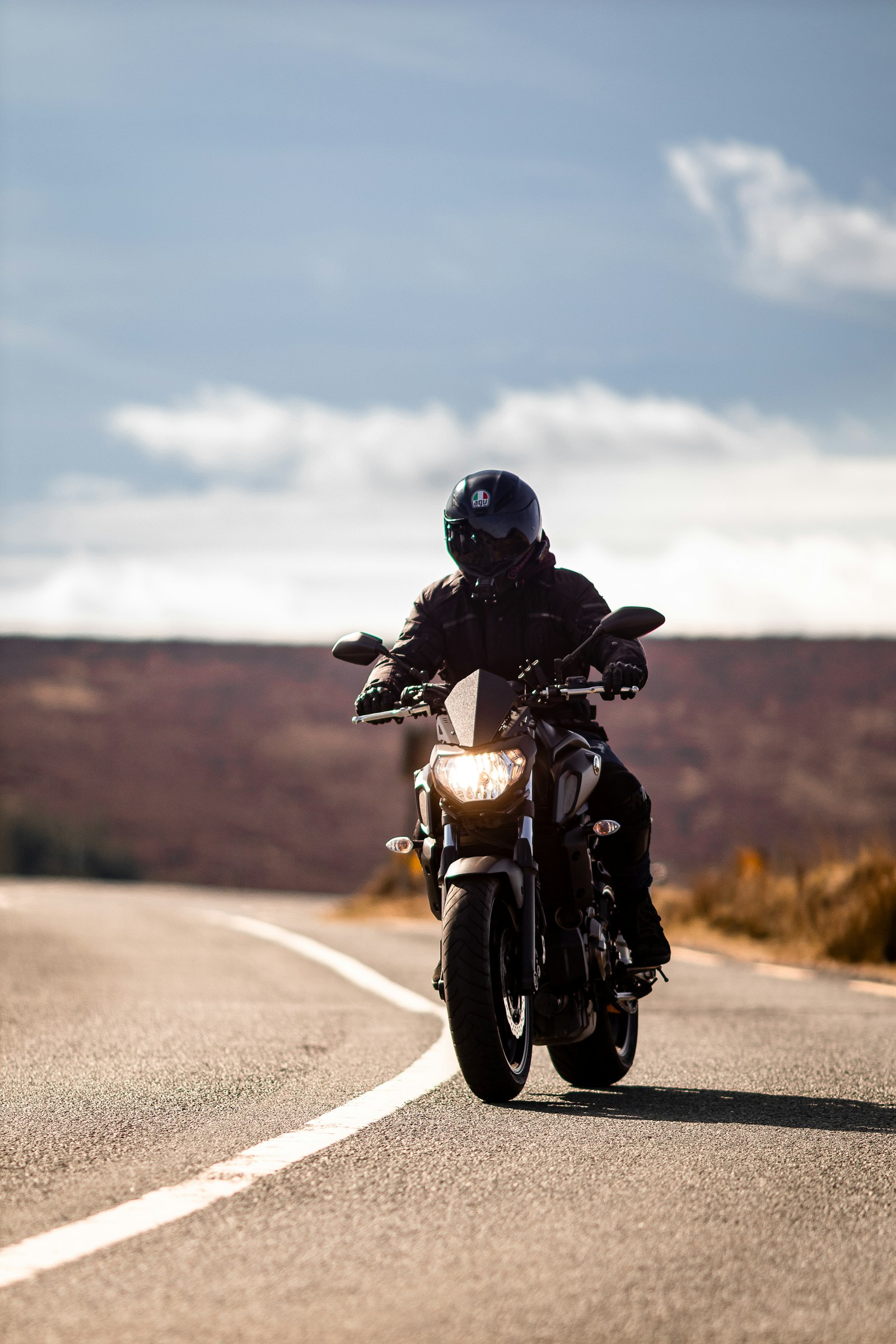 Yolda uzaktan motosikletli
