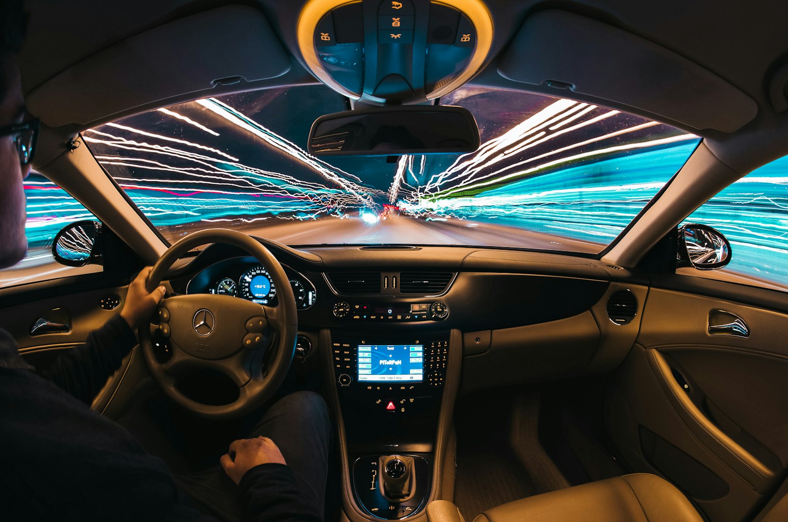 Gösterge paneli ve önde yol